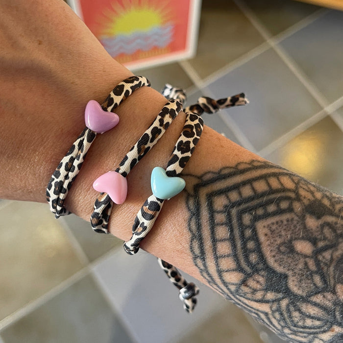 Bracelet léopard et coeur - 6 coloris au choix